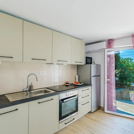 Leng Apartment *