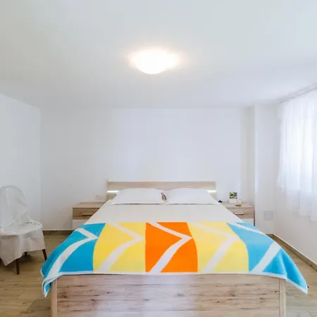 Apartment Leng