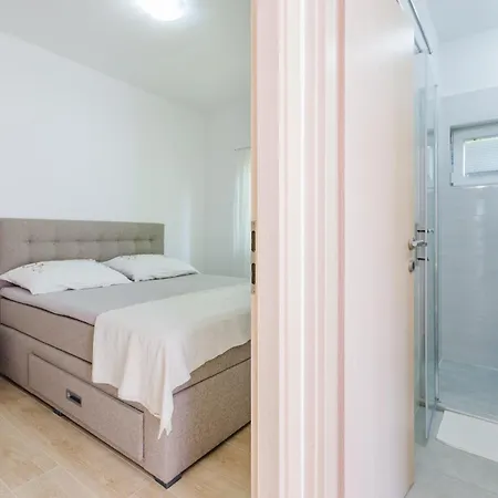 Apartment Leng