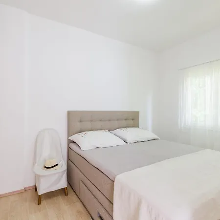 Leng Apartment